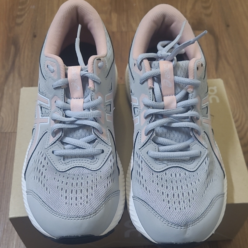 ASICS Women's Athletic Shoes in Gray and Pink zise9.5 used good condition.